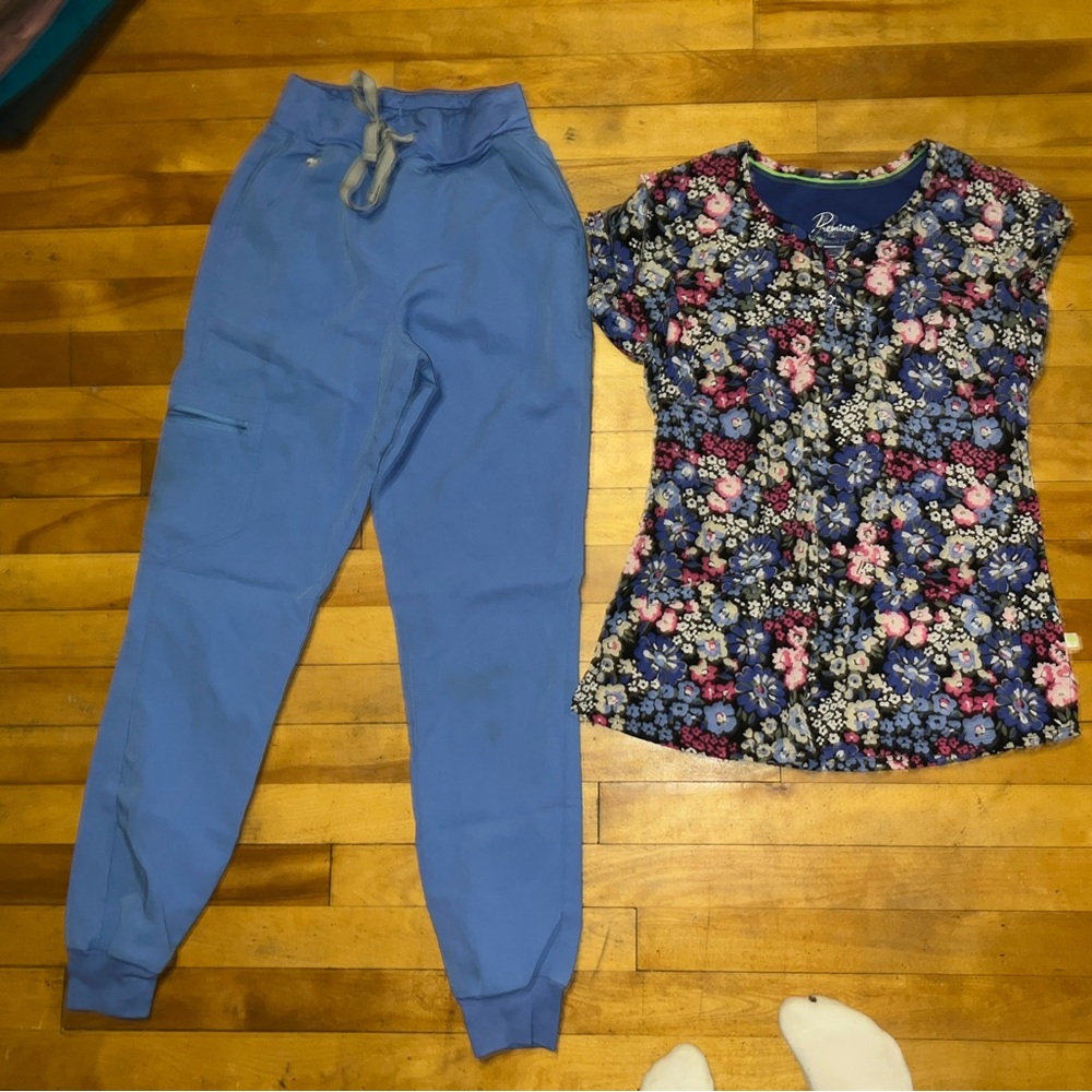 Figs xxs high waisted joggers with free floral top